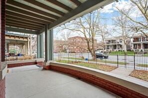 Property grounds - Stunning midtown remodel with 4 kings beds + Parking! (Kansas City)