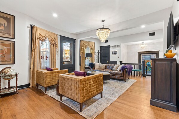 Smart TV, fireplace, offices - Stunning midtown remodel with 4 kings beds + Parking! (Kansas City)