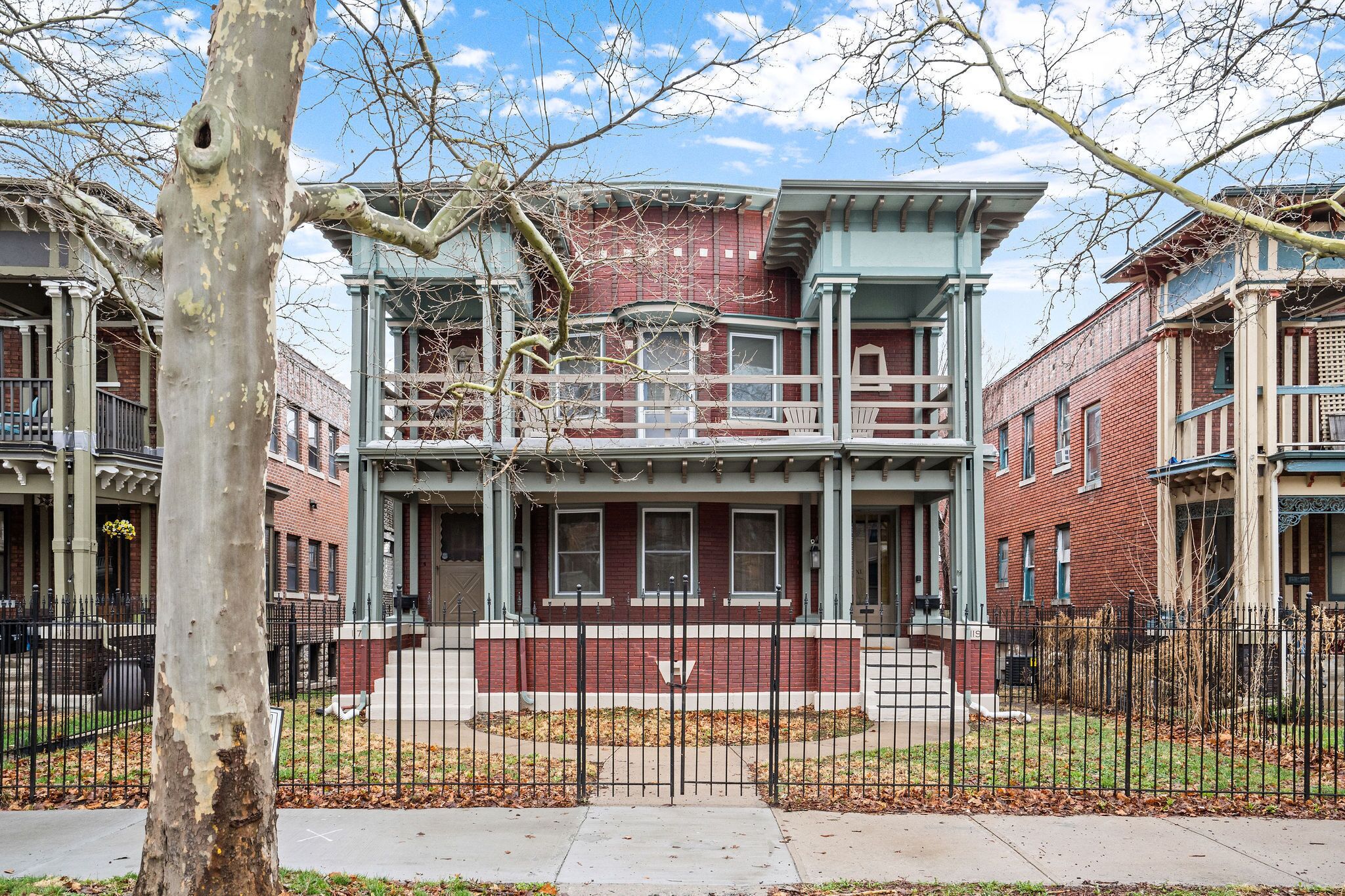 Stunning midtown remodel with 4 kings beds + Parking!