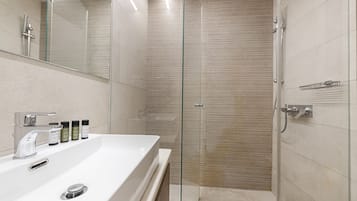 Executive Apartment | Bathroom | Shower, free toiletries, hair dryer, towels