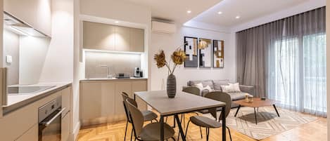 Executive Apartment | Dapur peribadi | Peti sejuk/penyejuk beku saiz penuh, ketuhar, pembancuh kopi espreso