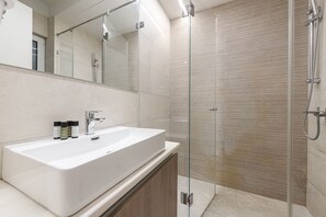 Departamento ejecutivo | Baño | Regadera, amenidades de baño gratuitas, secadora de cabello, toallas 
