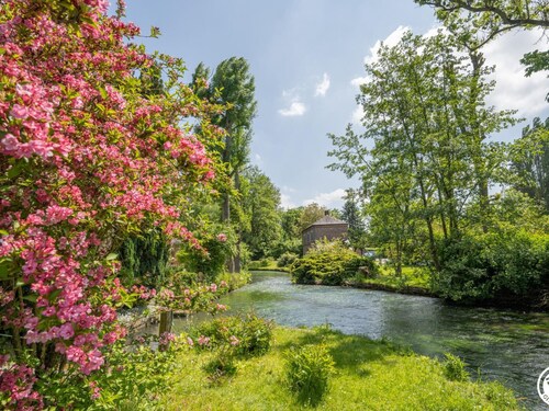 Charming apartment with river view, WiFi and parking