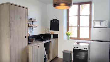 Refrigerador, microondas y cafetera y tetera