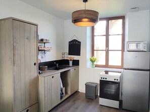 Een koelkast, een magnetron, een koffiezetapparaat/waterkoker