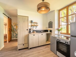 Kühlschrank, Mikrowelle, Wasserkocher mit Kaffee-/Teezubehör