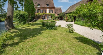 Charming apartment with river view, WiFi and parking