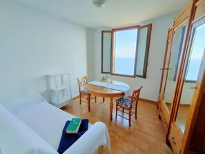 2 bedrooms, iron/ironing board, free WiFi, bed sheets - Bright apartment by the sea (Grimaldi)