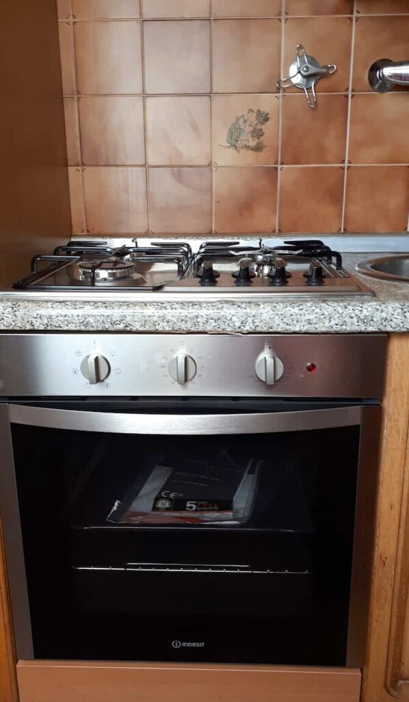 Frigorifero, forno, piano cottura, macchina per tè/caffè