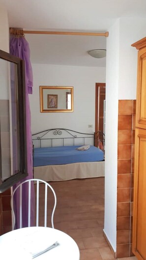 2 bedrooms, iron/ironing board, free WiFi, bed sheets - Bright apartment by the sea (Grimaldi)