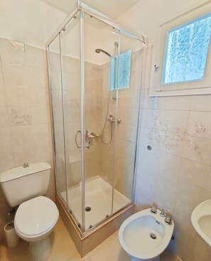 Shower, hair dryer, bidet, towels - Bright apartment by the sea (Grimaldi)