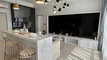 Family Apartment | Ruang tamu | 32 inci televisyen LCD dengan digital, Netflix, perkhidmatan penstriman