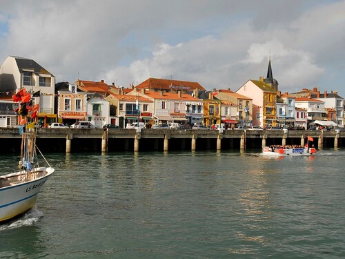 Renovated 1-Bed Apt with Parking Near Marina and Beach