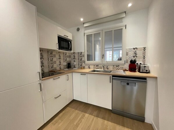 Réfrigérateur, micro-ondes, plaque de cuisson, lave-vaisselle