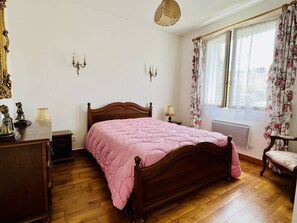 2 室のベッドルーム、WiFi (無料)