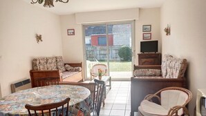 TV - Ground Floor Apartment with Garden, Near Beach and Shops (Jullouville)