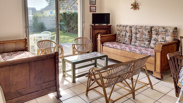 TV - Ground Floor Apartment with Garden, Near Beach and Shops (Jullouville)