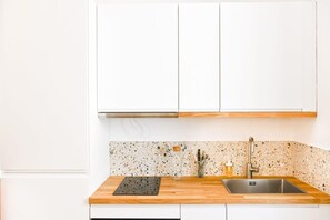 Kühlschrank, Mikrowelle, Ofen, Herdplatte