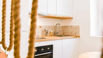 Een koelkast, een magnetron, een oven, een kookplaat