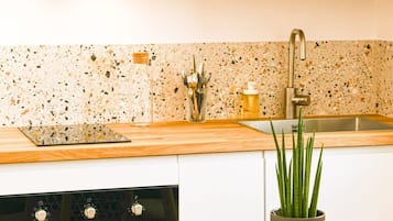 Een koelkast, een magnetron, een oven, een kookplaat