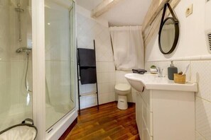 Chuveiro, produtos de toalete grátis, secador de cabelo 