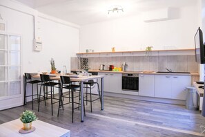 Fridge, oven, stovetop, coffee/tea maker