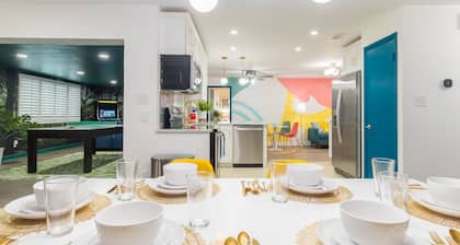 9 beds! Walk 2 Beach | Game Room | Cowboy Pool | Mini Golf! PETS OK!
