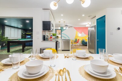 9 beds! Walk 2 Beach | Game Room | Cowboy Pool | Mini Golf! PETS OK!