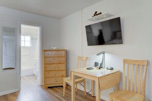 Dining - 2 beds, Kitchenette, Free Parking - Room 2 (Tequesta)