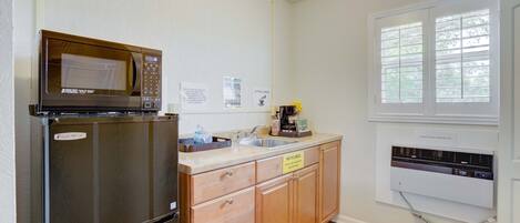 Kühlschrank, Mikrowelle, Wasserkocher mit Kaffee-/Teezubehör