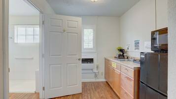 Refrigerador, microondas y cafetera y tetera