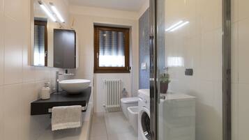Deluxe Apartment | Bathroom | Shower, rainfall showerhead, hair dryer, bidet