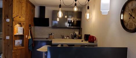 Micro-ondes, four, plaque de cuisson, lave-vaisselle