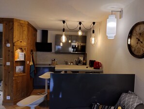 Een microgolfoven, een oven, een kookplaat, een vaatwasser