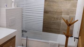 Sèche-cheveux, serviettes fournies