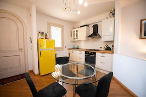 Apartamento conforto | Cozinha privada | Geladeira grande, fogão, cafeteira/chaleira, chaleira elétrica