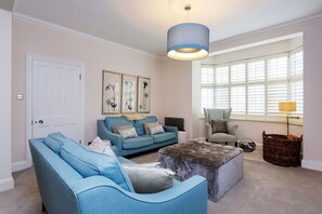 TV, fireplace - Wandsworth Idyll, by Veeve (London)