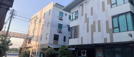 ด้านหน้าที่พัก