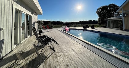 Luxury Spa Villa- Pool, Hottub, Sauna