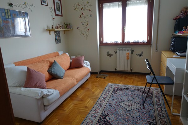 Smart TV, books, stereo - MomòHouse - 4 guests 2 rooms WiFi A/C. (Mostacciano)
