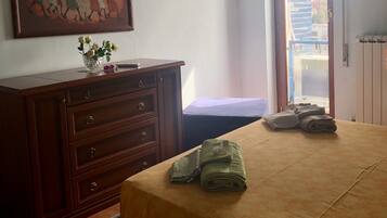 2 bedrooms, desk, iron/ironing board, free WiFi