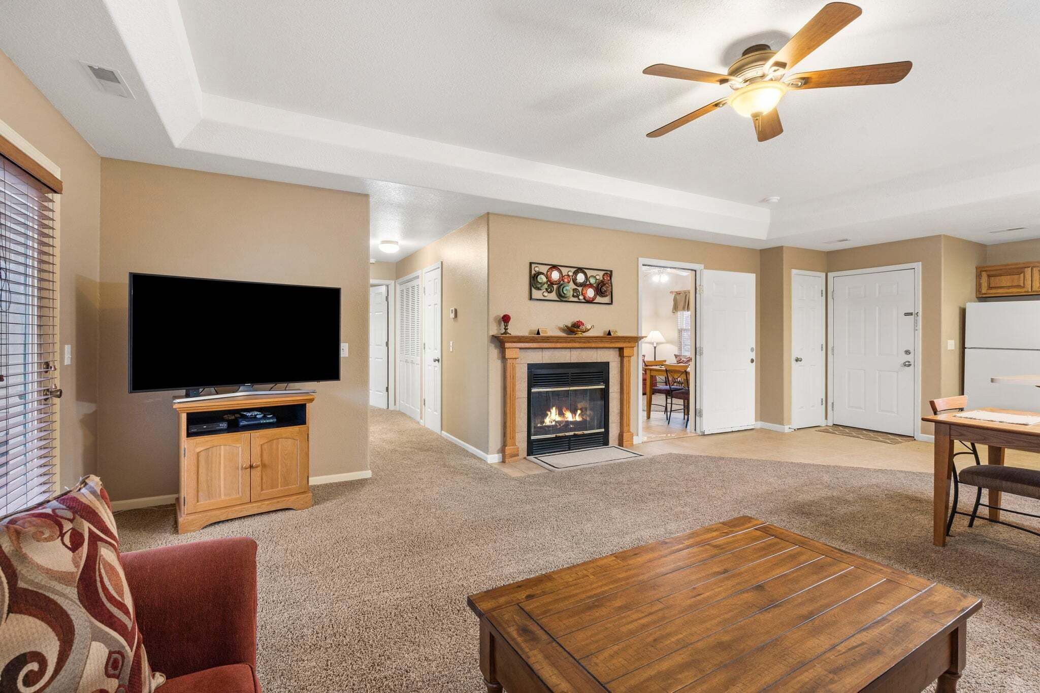 Smart TV, fireplace