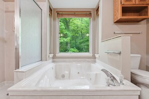 Shower, jetted tub, hair dryer, towels - Relax in at a Peaceful, Gated Golf Community just Minutes from Silver Dollar City (Reeds Spring)