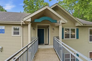 Exterior - Relax in at a Peaceful, Gated Golf Community just Minutes from Silver Dollar City (Reeds Spring)