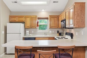 Fridge, microwave, oven, stovetop - Relax in at a Peaceful, Gated Golf Community just Minutes from Silver Dollar City (Reeds Spring)