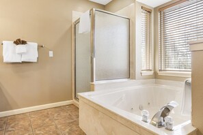 Dusche, Whirlpool, Haartrockner, Handtücher