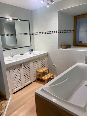 Een haardroger, handdoeken, zeep, shampoo