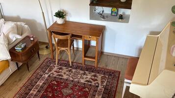 4 slaapkamers, een bureau, een strijkplank/strijkijzer, reisbedje