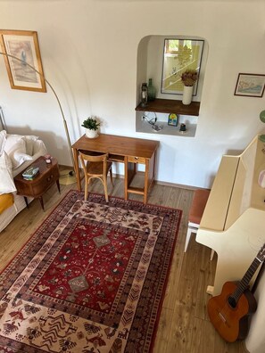 4 slaapkamers, een bureau, een strijkplank/strijkijzer, reisbedje