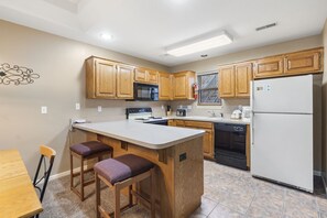 Geladeira, micro-ondas, fogão, cooktop